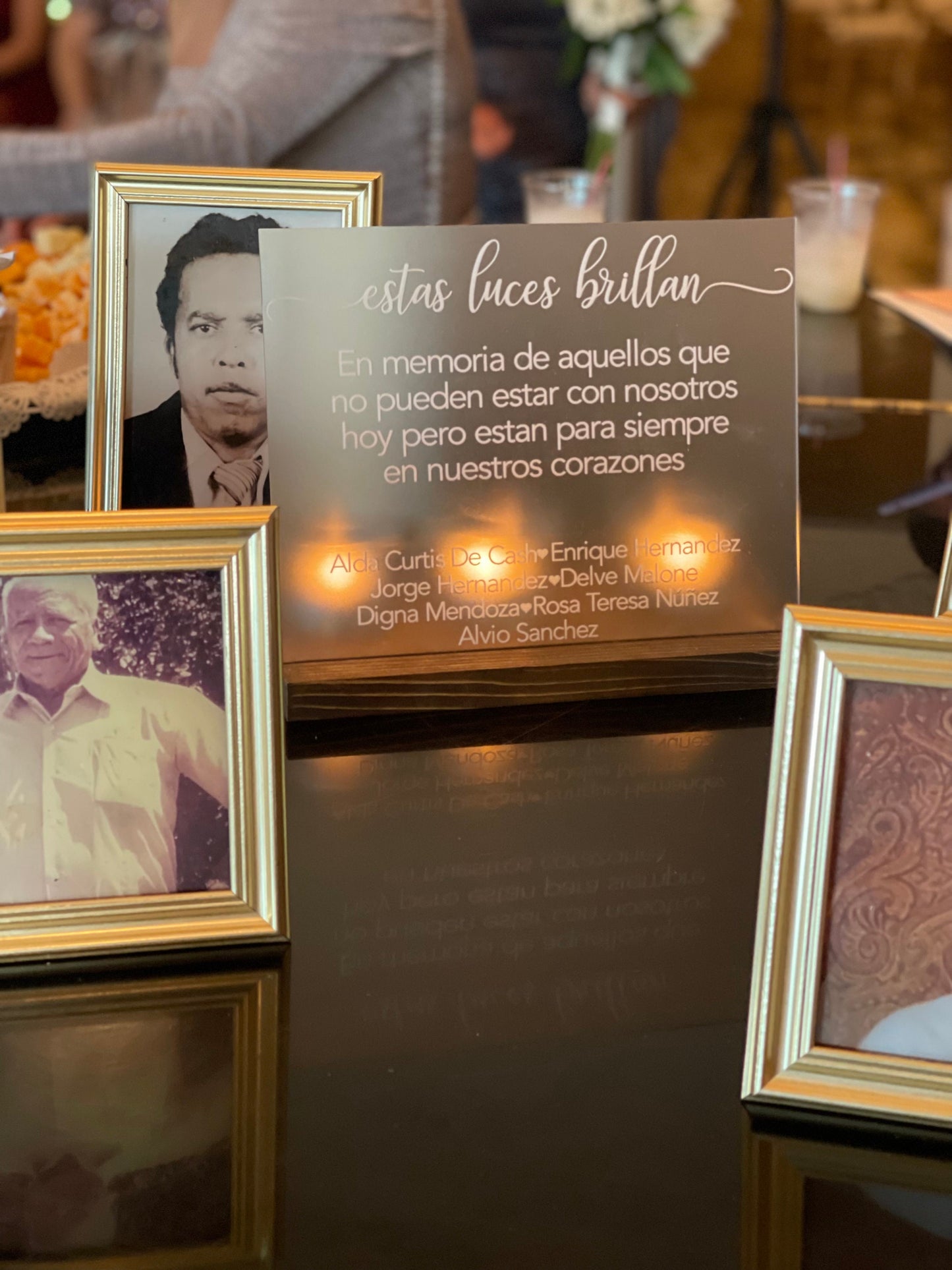 Wedding memorial sign, Estas luces brillan, These candles burn sign